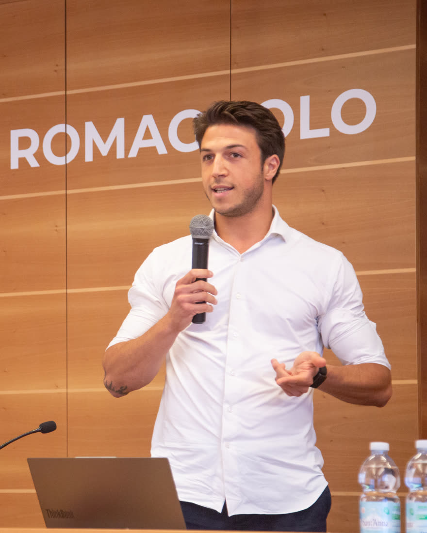 Federico Pizzinelli al microfono durante il workshop AI in BCC Romagnolo